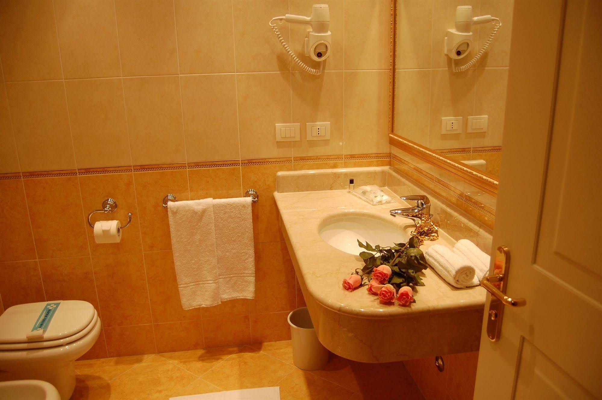 Hotel Motel Gold Calcinate Εξωτερικό φωτογραφία